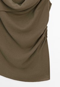 Oliven grøn strikbluse med cowl-neck og side rynkedetalje, lavet af blødt stof med en glat tekstur. Kanten er færdiggjort.