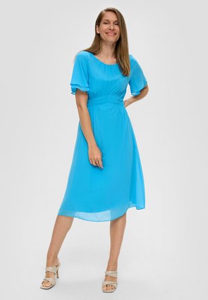 Een zwierige, knielange jurk in felblauw, met korte pofmouwen en een geraffineerde taille. Doorzichtige stof en een ontspannen silhouet.