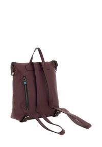 Zaino in pelle bordeaux con superficie texture. Caratterizzato da una maniglia superiore, spallacci regolabili e due cerniere laterali per un facile accesso.