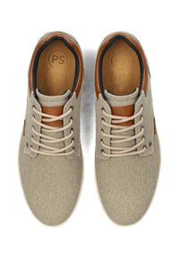 Beige Canvas-Sneaker mit hellbraunen Lederakzenten, runder Zehenform, Schnürdesign und strukturierter Oberfläche. Kontrastierendes Innenfutter.