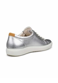Srebrne metaliczne sneakersy z białą podeszwą, gładka faktura, okrągły czubek i brązowy akcent na pięcie; posiadają tradycyjne zapięcie na sznurowadła.