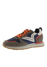 Sneaker con tomaia blu navy, accenti in suede grigio, lacci arancioni e dettagli bianchi. Suola in gomma con un motivo testurizzato per una buona aderenza.