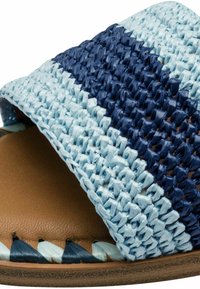 Geweven sandaal met lichtblauwe en marineblauwe strepen, tan kleurige zool en gevlochten accenten, gemaakt van flexibel synthetisch materiaal.