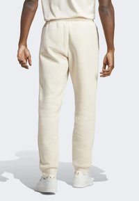 adidas Originals TREFOIL ESSENTIALS - Tracksuit bottoms - white/white - Zalando.co.uk
