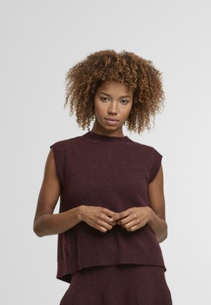 Bordeaux-farbenes ärmelloses Stricktop mit strukturierter Oberfläche, hohem Ausschnitt und lässiger Passform, das eine verkürzte Silhouette und gerippte Säume aufweist.