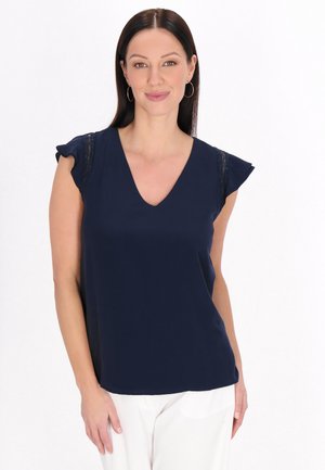 Marineblaue Bluse mit V-Ausschnitt und kurzen Ärmeln, mit Spitzenakzenten an den Schultern, aus einem glatten, leichten Stoff gefertigt.