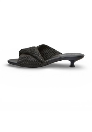 Sandalo nero slip-on con tomaia in tessuto intrecciato, tacco basso svasato, punta aperta e suola piatta.