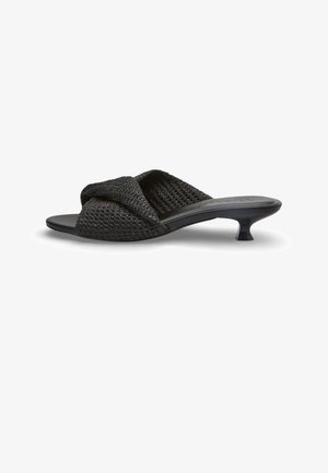 Sandalo nero slip-on con tomaia in tessuto intrecciato, tacco basso svasato, punta aperta e suola piatta.