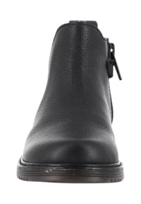 Stivale alla caviglia in pelle nera con superficie texturizzata, punta arrotondata, suola bassa e impilata, e zip laterale visibile su sfondo bianco.