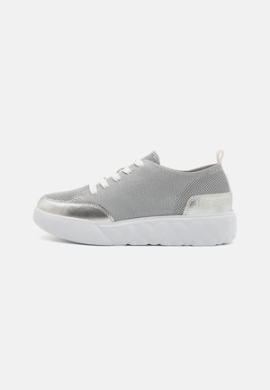 Szare siatkowe sneakersy z metalicznymi srebrnymi akcentami, białą gumową podeszwą i dopasowanymi sznurówkami. Posiadają tylny uchwyt i detal z logo.