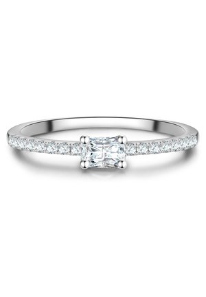 Sølvring med rektangulært centralt diamant og mindre diamanter indlejret langs båndet, sat mod en hvid baggrund.