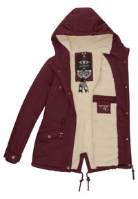 Bordeaux buitenjas met een zachte crèmekleurige fleece voering, verstelbare capuchon, voorkant met ritssluiting en drukknoopsluitingen; inclusief zakken en merketiketten.