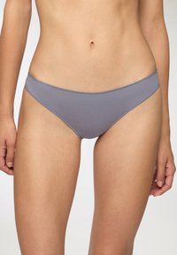 Slip bikini in cotone grigio con una texture liscia, design a vita bassa e bordi minimalisti. Presenta uno stile semplice e discreto, senza motivi.