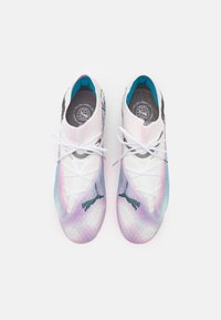 Scarpe sportive bianche con un motivo gradient texturizzato in rosa e blu, caratterizzate da una caviglia grigia simile a un calzino, dettagli neri e lacci bianchi.