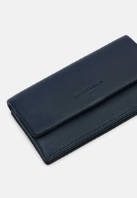 Granatowy skórzany portfel o fakturowanej powierzchni i klapie z zapięciem, z wytłoczonym logo marki na przedniej stronie.