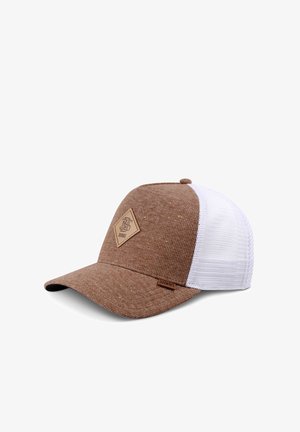 Braune Stoff-Baseballkappe mit weißem Netz-Rücken, diamantförmigem Logo-Patch vorne und kleinem rechteckigem Label an der Schirmseite.