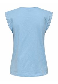 Helles blaues ärmelloses Oberteil mit Rundhalsausschnitt, das dekorative Spitzeneinsätze an den Schultern aufweist und aus einem weichen, strukturierten Stoff besteht.
