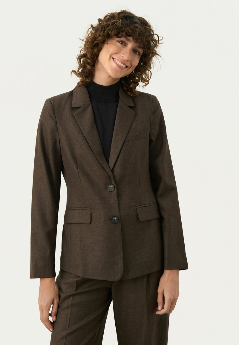 Hnědý přizpůsobený blazer z texturované látky, jednoradý s dvěma knoflíky, s klopami a postranními kapsami. Nalezený na černém roláku.