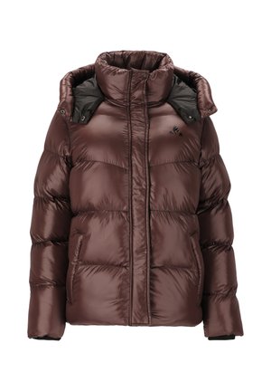 Ruskea puhvihatku, jossa on kiiltävä pinta, korkea kaulus ja mustat yksityiskohdat. Varustettu vaakasuorilla ompeluilla ja napilla hupussa.