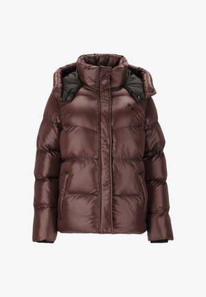 Ruskea puhvihatku, jossa on kiiltävä pinta, korkea kaulus ja mustat yksityiskohdat. Varustettu vaakasuorilla ompeluilla ja napilla hupussa.