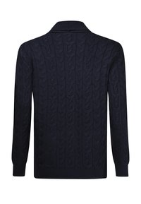 Marineblå kabelstrik langærmet sweater med en foldet krave, vist fra ryggen på en hvid baggrund.