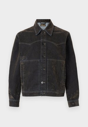 Džínová bunda v tmavomodrej farbe so zvýraznenou textúrou, zapínanie na gombíky, náprsné vrecká a kontrastné šitie pozdĺž švov.