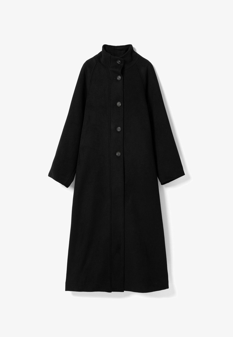 Long manteau noir en laine avec col montant et six boutons sur le devant, manches longues et silhouette simple et droite.