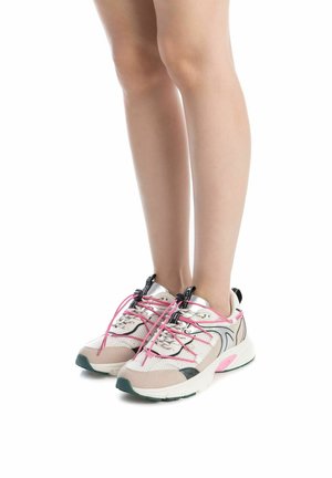 Zapatillas deportivas con parte superior de malla, acentos en rosa, detalles en plata y una suela gruesa. Presentan cordones elásticos y un collar acolchado para mayor comodidad.