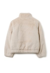 Chaqueta de forro polar beige y suave con cuello alto y dobladillo elástico. Presenta una superficie suave y texturizada, así como mangas largas.
