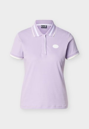 Svetlofialová krátky rukáv polokošeľa s bielym pásikavým golierom a manžetami, predným zapínaním a malým oválnym logom na hrudi.