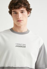 Koton - T-shirt z nadrukiem