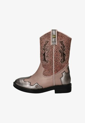Roze leren enkelboot met geperforeerde accenten, metallic zilveren neus en hak, decoratieve stiksels en een lage blokhak.