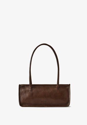 Borsa a mano in pelle marrone con forma rettangolare, texture liscia e due manici lunghi. Presenta un dettaglio di marchio discreto sul davanti.