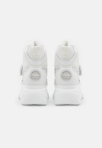 Adidași înalți albi din material sintetic, cu un logo rotund pe spate, talpă texturată și guler captusit pentru confort.