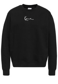Sudadera negra de algodón, con cuello redondo y mangas largas. En la parte frontal presenta un logotipo bordado en blanco en estilo cursiva.