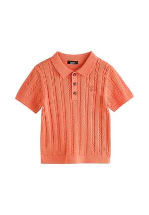Polo de punto coral de manga corta con patrones de trenzado vertical, tres botones y pequeño logo bordado en el pecho izquierdo.