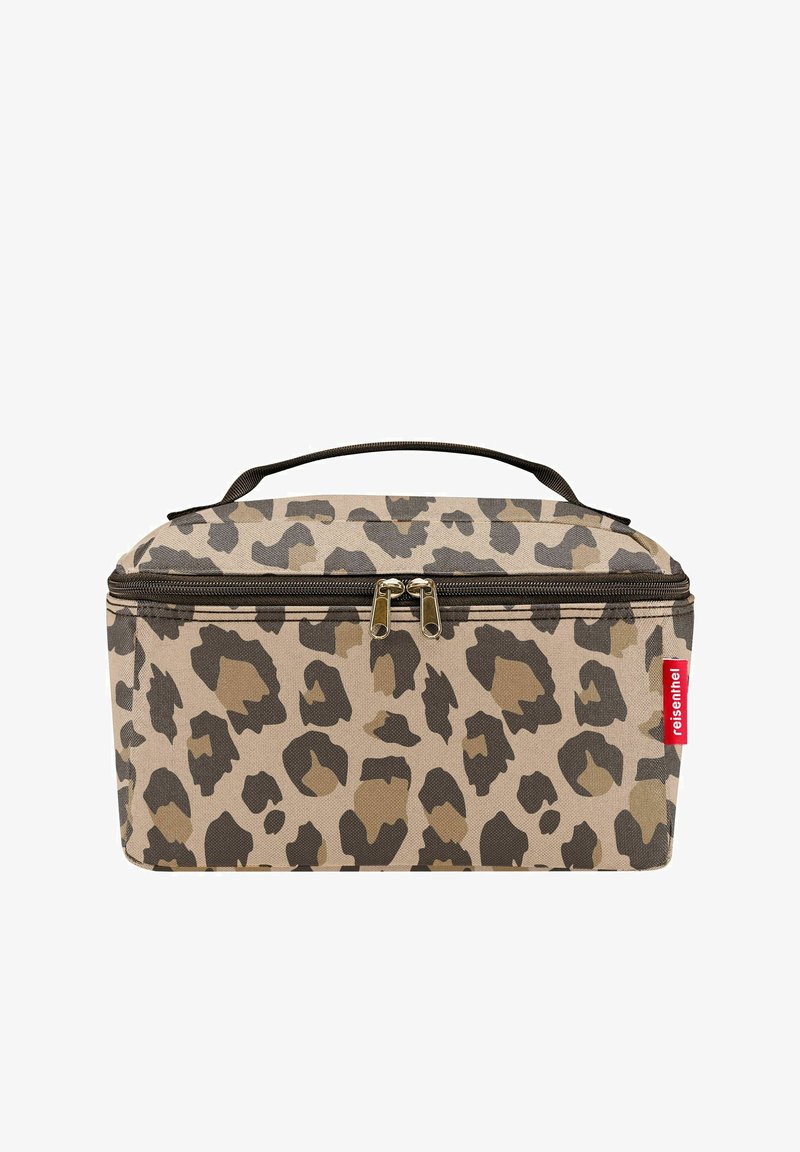 Neceser de maquillaje con estampado de leopardo en beige y marrón, de forma rectangular y con cierre de cremallera, que cuenta con un asa en la parte superior y detalles en tono dorado.