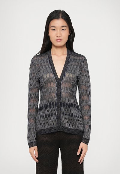 Langärmelige, offen gestrickte Strickjacke in Blau- und Grautönen mit V-Ausschnitt, Knopfverschluss und geometrischem Muster.