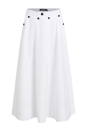 Gonna midi bianca realizzata in tessuto liscio, con bottoni neri lungo la cintura e design svasato. Nessun motivo o texture visibili.