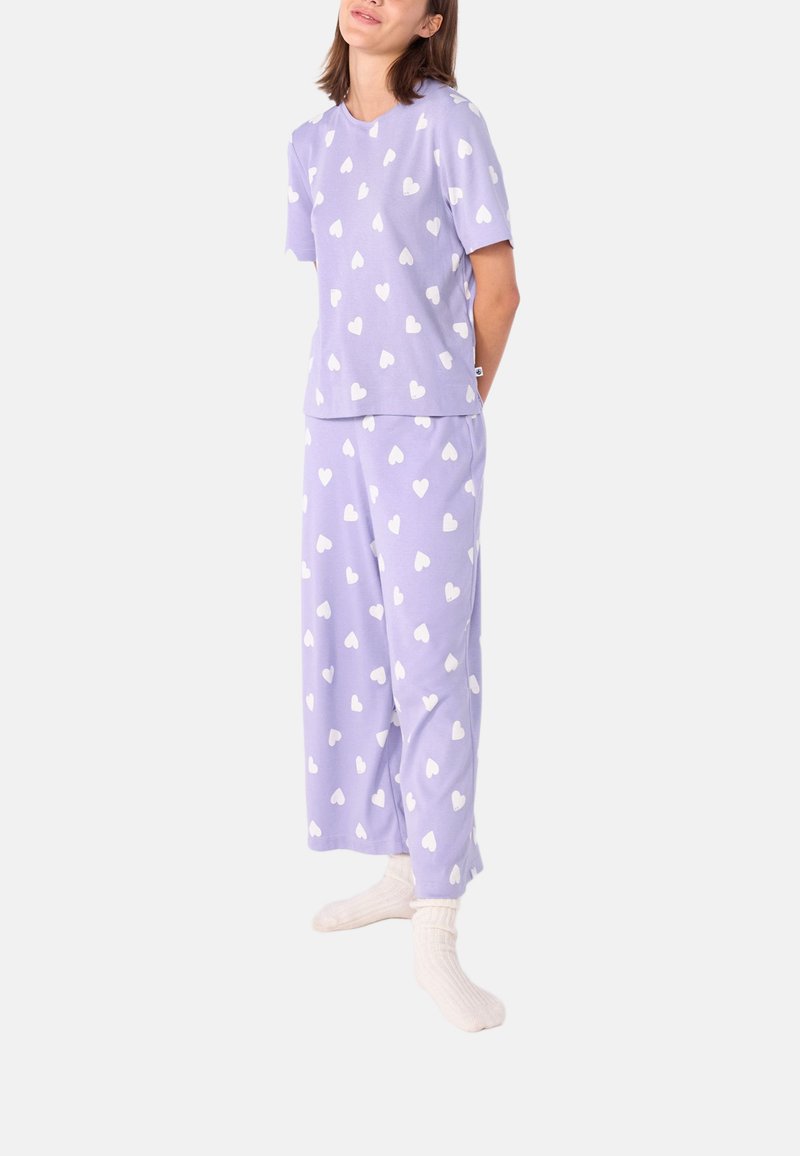Lila pyjama's met witte hartpatronen, bestaande uit een T-shirt met korte mouwen en losse broek, gemaakt van zachte, ademende stof.