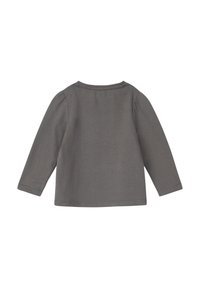 Grijze langärmelige shirt van zacht materiaal. Heeft een ronde halslijn en geplooide details op de schouders. Achteraanzicht weergegeven.