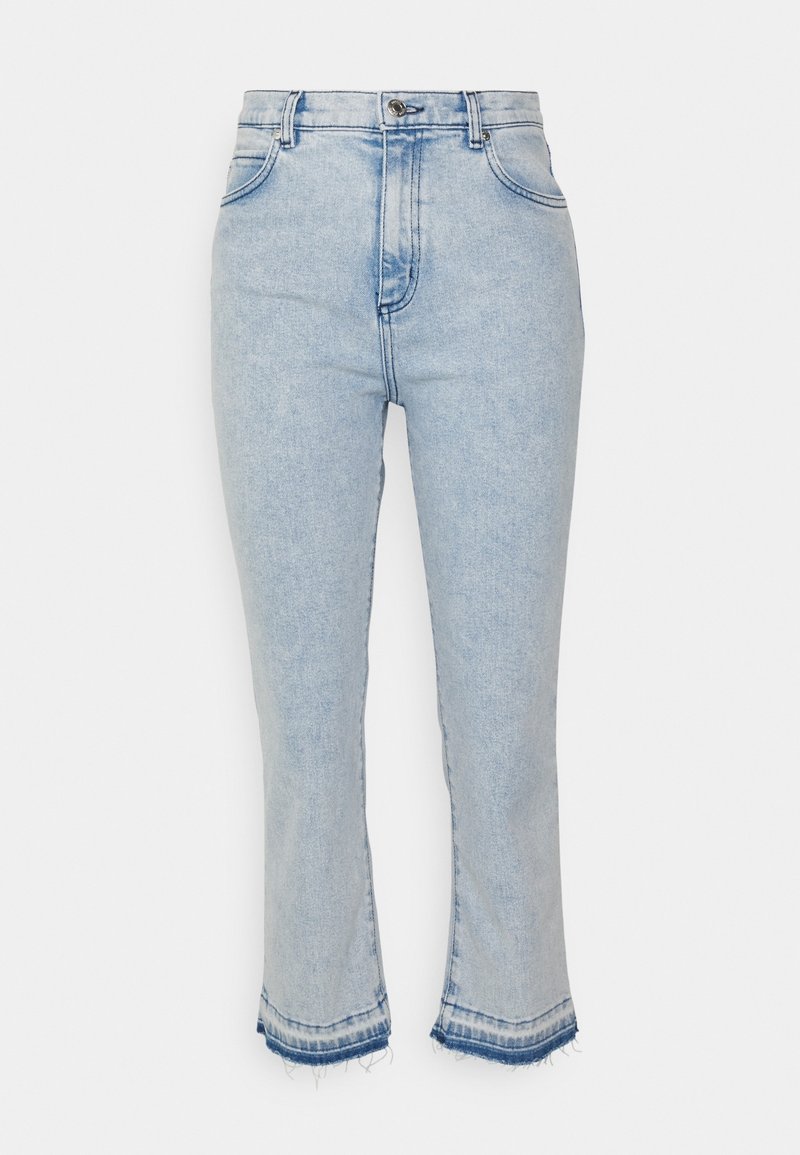 Jean en denim bleu clair taille haute avec poches avant, fermeture à boutons et ourlets effilochés avec détails bleu foncé.