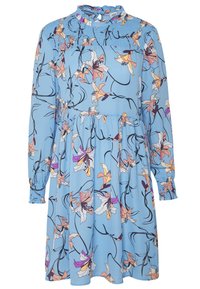 Ljusblå långärmad klänning med rosa, lila och vit blommönster, smockad halsringning och ärmavslut, rynkad midja och utsvängd kjol.