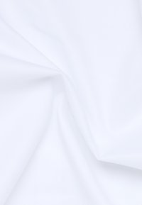 witte stof met een gladde textuur, een licht reflecterend oppervlak en een prominente plooi die diagonaal over het materiaal loopt