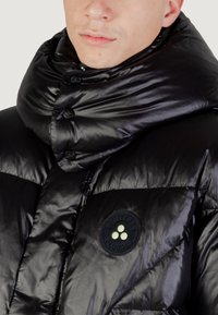 Černá péřová bunda s lesklým povrchem, vysokým límcem a zapínáním na knoflíky. Na hrudi se nachází kruhový gumový logopat.