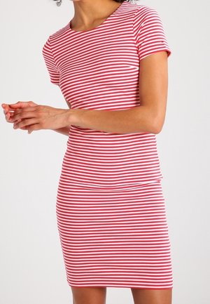 Gestreiftes, rot-weißes, figurbetontes Kleid mit kurzen Ärmeln, aus elastischem Stoff. Mit Rundhalsausschnitt und taillierter Silhouette.