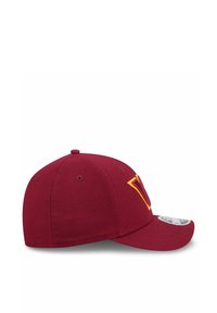 Weinrotes Baseballcap mit einem gebogenen Schirm, das ein gelbes Logo auf der Vorderseite trägt. Der Stoff hat eine glatte Textur mit gestickten Details.