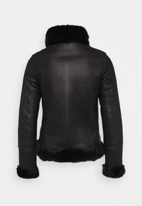 Černá kožená bunda s ovčími límcem a manžetami. Disponuje přiléhavou siluetou a hladkým povrchem, s minimálními prošívacími detaily.