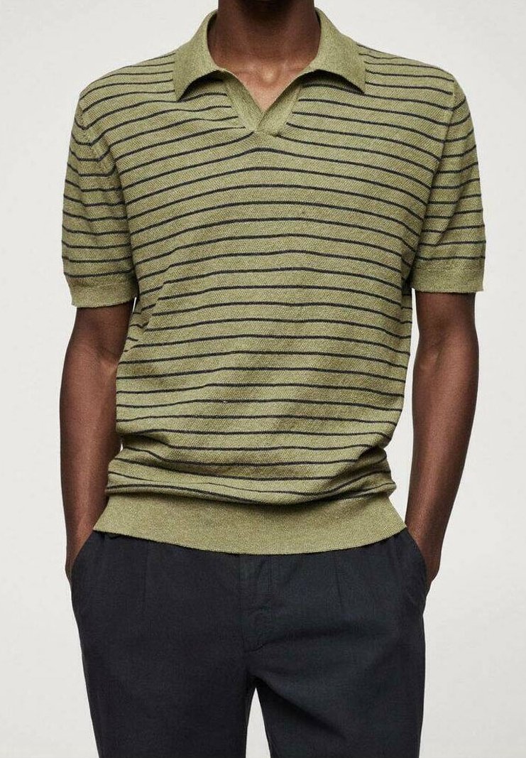 Polo à manches courtes vert olive avec des rayures horizontales bleu marine, un col en V et un tissu texturé. Porté avec un pantalon foncé.