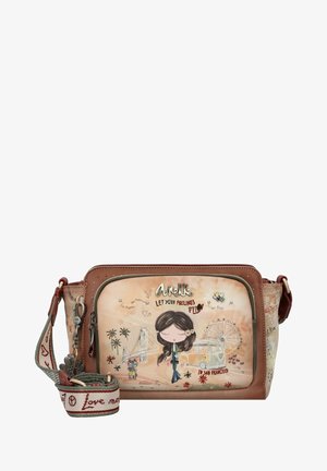 Borsa a tracolla con un design grafico raffigurante una ragazza e monumenti, in tonalità tenui di beige e marrone, dotata di una tracolla removibile e di decorazioni.